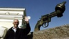 Carl Fredrik Reutersward, autorul sculpturii pacifiste ”Pistolul înnodat”, a murit la vârsta de 81 de ani