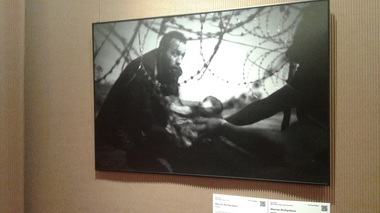 World Press Photo 2015 la Bucureşti; fotografiile reflectă întâlnirea dintre cruzime şi tehnologie: conflicte, copii refugiaţi, oameni însângeraţi, capturi de fildeş
