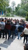 Mai mulţi angajaţi ai TVR s-au strâns, marţi, în curtea televiziunii, în timp ce în Parlament a început votul pentru Irina Radu