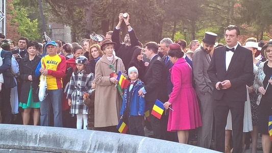 REPORTAJ: Mii de oameni de toate vârstele au serbat 10 Mai la Peleş cu familia regală şi au scandat "Trăiască Regele!" - FOTO
