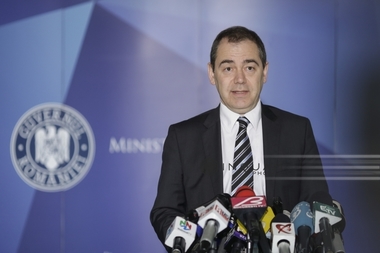 Vlad Alexandrescu îi răspunde lui Nicolae Manolescu, care l-a acuzat că a pus la zid ”brontozaurii” şi că a angajat consilieri tineri: Vă este frică