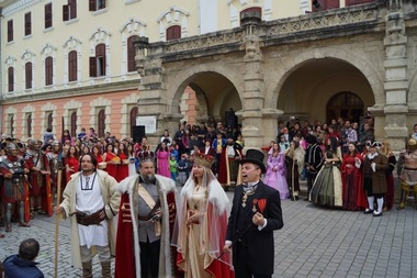 Zeci de personaje istorice vor ghida vizitatorii în expoziţiile Muzeului Unirii din Alba Iulia, în Noaptea Muzeelor - FOTO