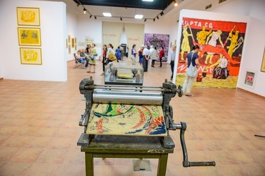 Operele Evei Cerbu, pe pânză, hârtie şi mătase, expuse la Muzeul Naţional al Ţăranului Român
