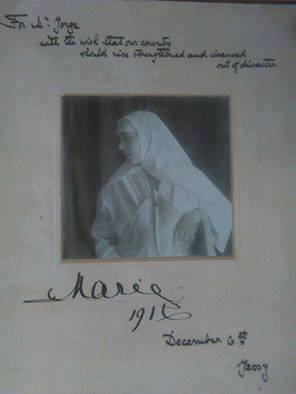 O fotografie cu autograf dăruită de Regina Maria istoricului Nicolae Iorga, expusă la Muzeul Cotroceni