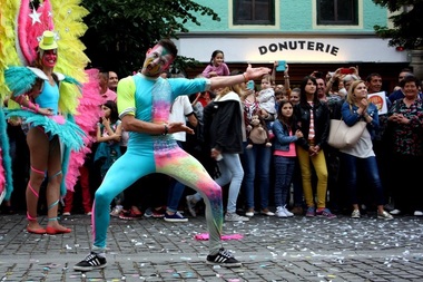 Mii de spectatori la reprezentaţiile stradale din cadrul Festivalului Internaţional de Teatru de la Sibiu