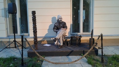 REPORTAJ: Personaje shakespeariene şi din mahalaua bucureşteană, în nocturnă, în curtea Casei Cesianu. ”Brâncuşi” a sculptat la Noaptea Statuilor Vivante - VIDEO