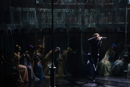 Povestea lui Niccolò Paganini a fost montată la Teatrul Metropolis de regizorul scoţian Mick Davis; spectacolul va fi jucat  duminică 