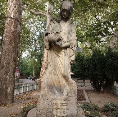 Autorităţile locale au eliminat instalaţia improvizată de pe monumentul ”Isvorul Sissi Stefanidi” din Parcul Cişmigiu