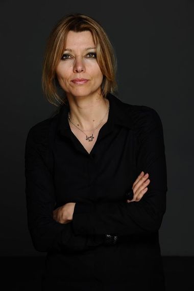 Scriitoarea Elif Shafak: Cum se întâmplă asta? Cum se transformă în xenofobi oameni drăguţi, binevoitori?