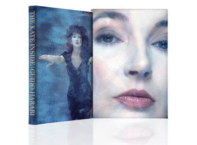 O carte cu fotografii rare şi note personale ale cântăreţei Kate Bush va fi lansată în luna septembrie