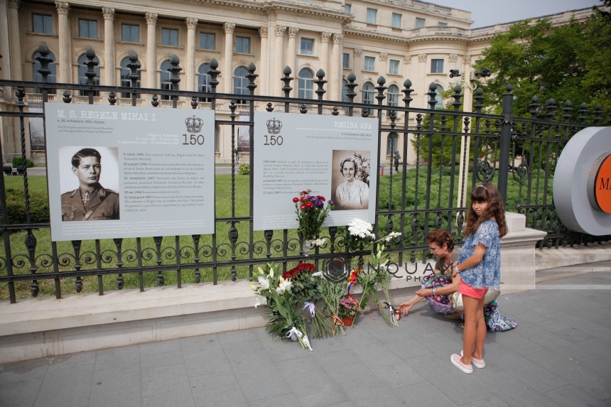Zeci de persoane, inclusiv turişti străini, i-au adus un ultim omagiu Reginei Ana la Muzeul Naţional de Artă al României