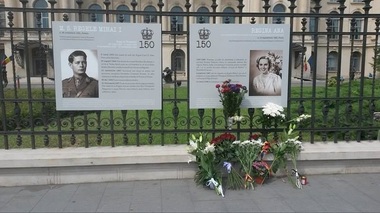 REPORTAJ: Emoţie, selfie-uri, dar şi vociferări în primele ore de omagiere a Reginei Ana, la Palatul Regal