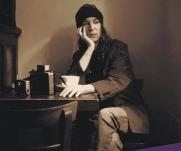 ”Trenul M”, un volum cu amintiri ale cântăreţei punk-rock Patti Smith, a apărut în colecţia ”Biblioteca Polirom”
