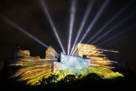 Un show de lumini spectaculos, a cărui tematică au fost vulcanii, a deschis Festivalul Internaţional Edinburgh 2016