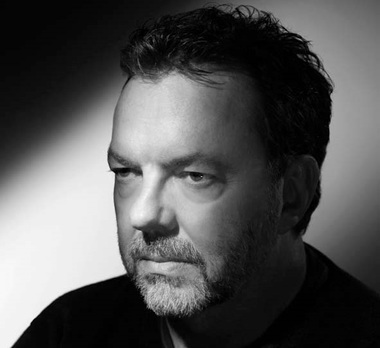 HBO a comandat un nou serial marca Alan Ball şi a extins contractul cu creatorul serialului “Sub Pământ S.R.L.”