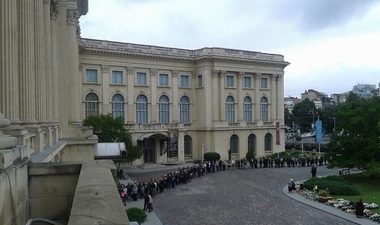 REPORTAJ - Priveghiul Reginei Ana. Reverenţe la catafalc: ”E trist ce se întâmplă cu noi, nu mai avem nicio speranţă”. FOTO