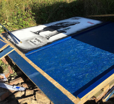 Doi bărbaţi au fost arestaţi pe când încercau să fure o copie a unei lucrări de Banksy