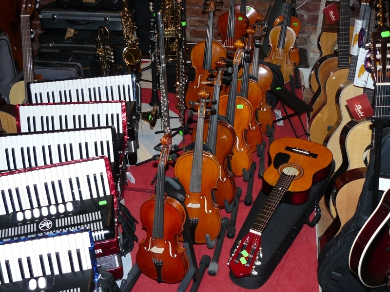 Societatea Română de Radiodifuziune a cumpărat 15 instrumente muzicale şi două arcuşuri cu 580.000 de lei 