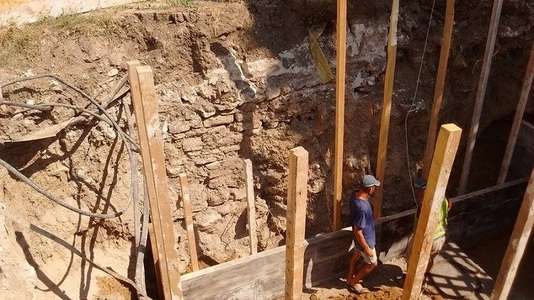 REPORTAJ - O fântână şi un zid, posibile vestigii romane, vor deveni căminul fântânii arteziene de pe faleza din Mangalia