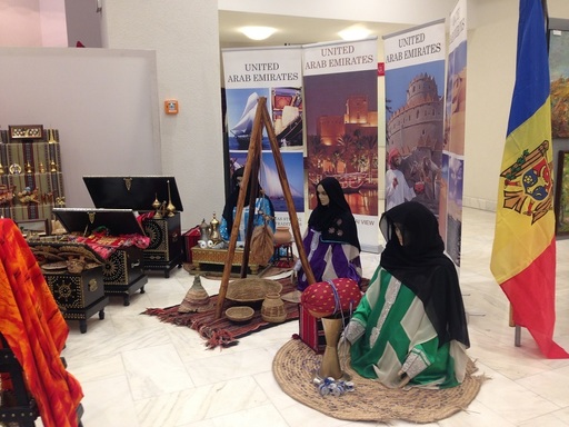 Expoziţii de fotografie, preparate culinare, obiecte tradiţionale şi de port, în deschiderea Festivalului Ambasadelor
