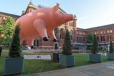 Victoria and Albert Museum din Londra organizează o expoziţie dedicată formaţiei Pink Floyd