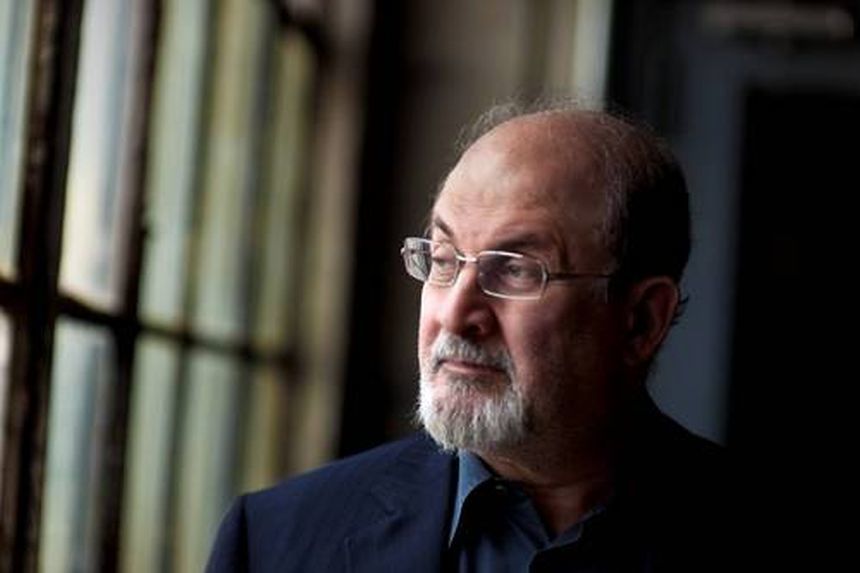 Salman Rushdie denunţă ca absurdă purtarea burkini şi spune că se opune ”oricărei forme de a acoperi corpul feminin”