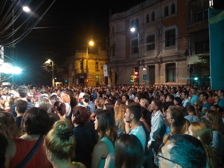 Constanţa: Bulevard blocat pentru un spectacol al lui Horaţiu Mălăele; sute de oameni au urmărit recitalul