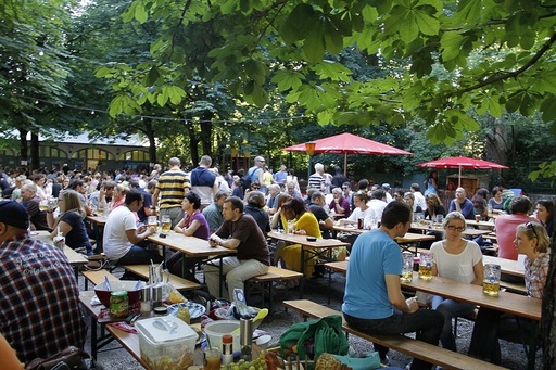 Un pahar de bere pe zi îi face pe oameni să devină mai sociabili - studiu