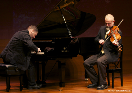Pianistul Lucian Ban şi violonistul Mat Maneri susţin două concerte în Statele Unite