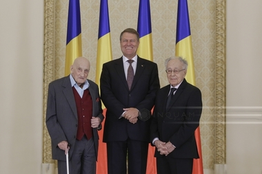 Djuvara şi Şora, decoraţi la Cotroceni - Iohannis: România a fost binecuvântată cu intelectuali de marcă. Djuvara: Mă simt mititel. FOTO