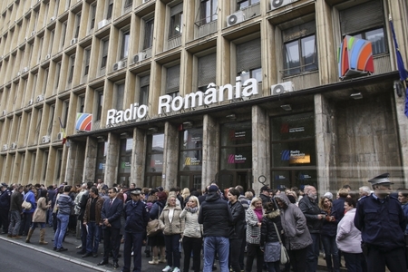 Protest la cafea: Peste 100 de angajaţi ai Radio România au manifestat împotriva eliminării taxei radio, luni dimineaţă