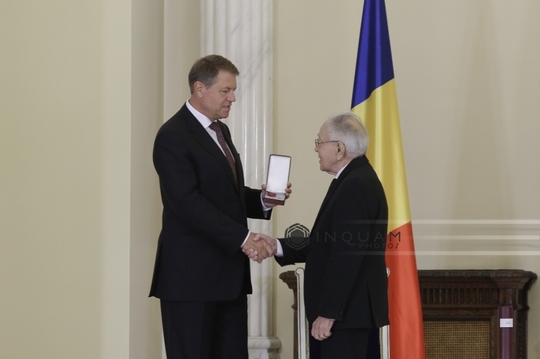 Mihai Şora primeşte Ordinul ”Steaua României” în rang de Cavaler din partea preşedintelui Klaus Iohannis (Foto: Inquam Photos/ Octav Ganea)