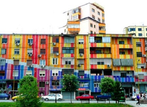 Clădiri colorate din Tirana (Foto: Twitter)