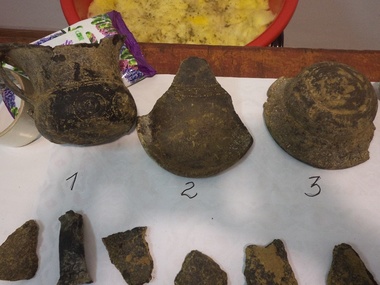 Un vas ceramic din epoca bronzului - Cultura Monteoru şi fragmente de ceramic, găsite de un vrâncean în curtea locuinţei sale - FOTO