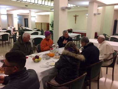 Doi români fără adăpost, între invitaţii Papei Francisc la micul dejun de ziua aniversării sale