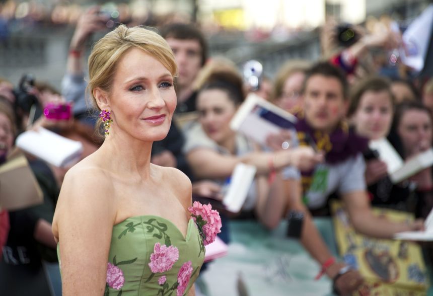 J.K. Rowling, autoarea seriei ”Harry Potter”, a anunţat că are în pregătire două cărţi