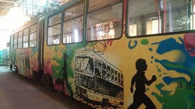 Două tramvaie ale liniei 1 pictate cu graffiti circulă de luni în Capitală, în cadrul proiectul "CoolTOURal Bucureşti”