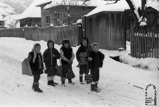 Colindători pe uliţa satului (Arhiva de Imagine MNŢR)