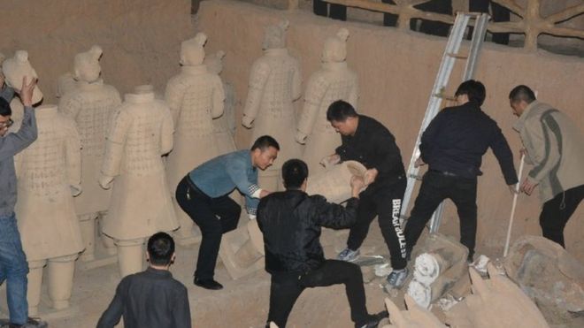 Poliţia din China a distrus o armată de soldaţi ”falşi” din teracotă