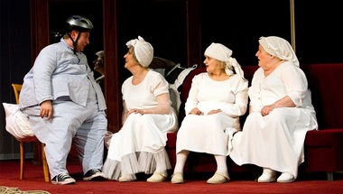 Spectacolul ”Natură moartă cu nepot obez”, cu Pavel Bartoş şi Dorina Lazăr, va avea cea de-a 101-a reprezentaţie la Teatrul Odeon, de Ziua Culturii Naţionale
