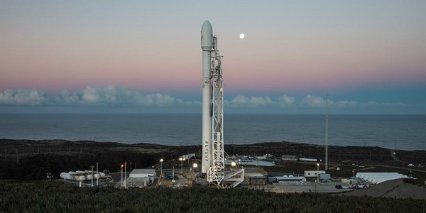SpaceX a lansat cu succes o rachetă Falcon, în prima sa misiune după explozia din septembrie 2016; Compania americană a reuşit o nouă coborâre controlată pe o platformă marină
