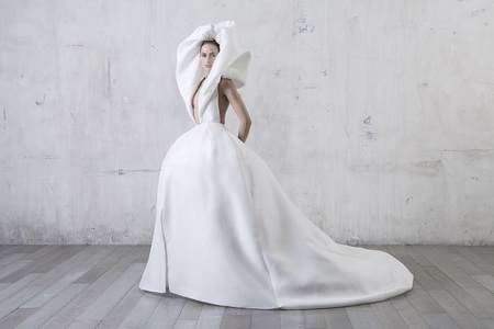 Opera lui Constantin Brâncuşi a inspirat colecţia de primăvară-vară 2017 a unui cunoscut creator francez de ţinute vestimentare haute couture - FOTO