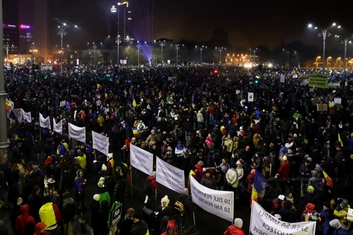 Muzeul Satului a primit primele două pancarte de la proteste. Directorul: Expoziţia va fi organizată în aer liber 