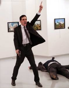 World Press Photo 2017 - Fotografia cu ambasadorul rus asasinat în Turcia, câştigătoarea concursului. Românul Vadim Ghirda, premiat pentru o imagine cu refugiaţi aflaţi la graniţa Greciei cu Macedonia