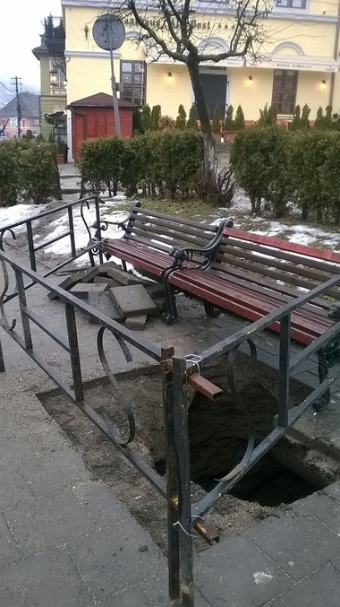 O groapă de provizii din Evul Mediu, descoperită la Sighişoara, în urma surpării unei alei pietonale din Parcul Central - FOTO