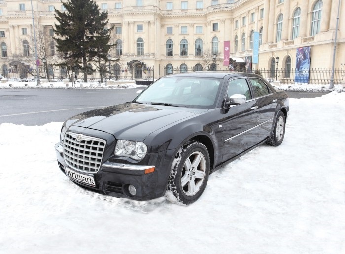 Maşina personală a lui Corneliu Vadim Tudor, un Chrysler LX 300C, licitată la Artmark cu un preţ de pornire de 3.000 de euro