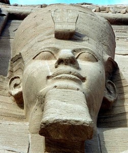 Un colos din piatră care îl prezintă cel mai probabil pe Ramses al II-lea a fost descoperit în Egipt
