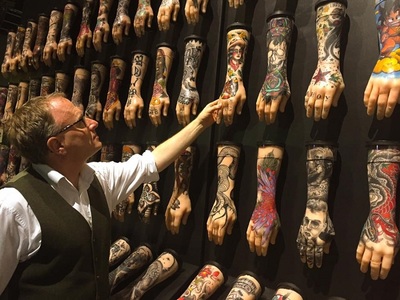 O expoziţie dedicată istoriei tatuajelor în Marea Britanie, cu 100 de mâini din silicon tatuate, a fost deschisă în Cornwall