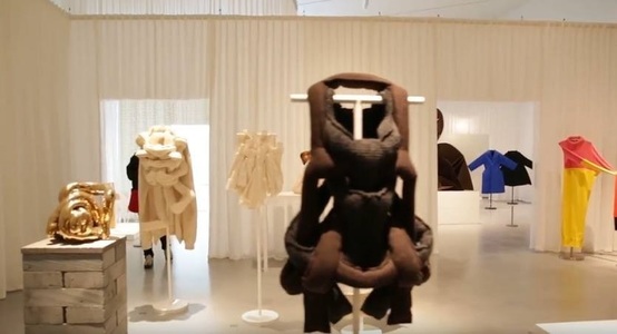 Creaţii ale designerului Christian Dior şi sculptorului Henry Moore, alăturate într-o expoziţie inedită în Marea Britanie