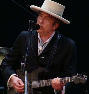 Bob Dylan a primit, într-o ceremonie privată care a avut loc sâmbătă, medalia de aur şi diploma Nobel